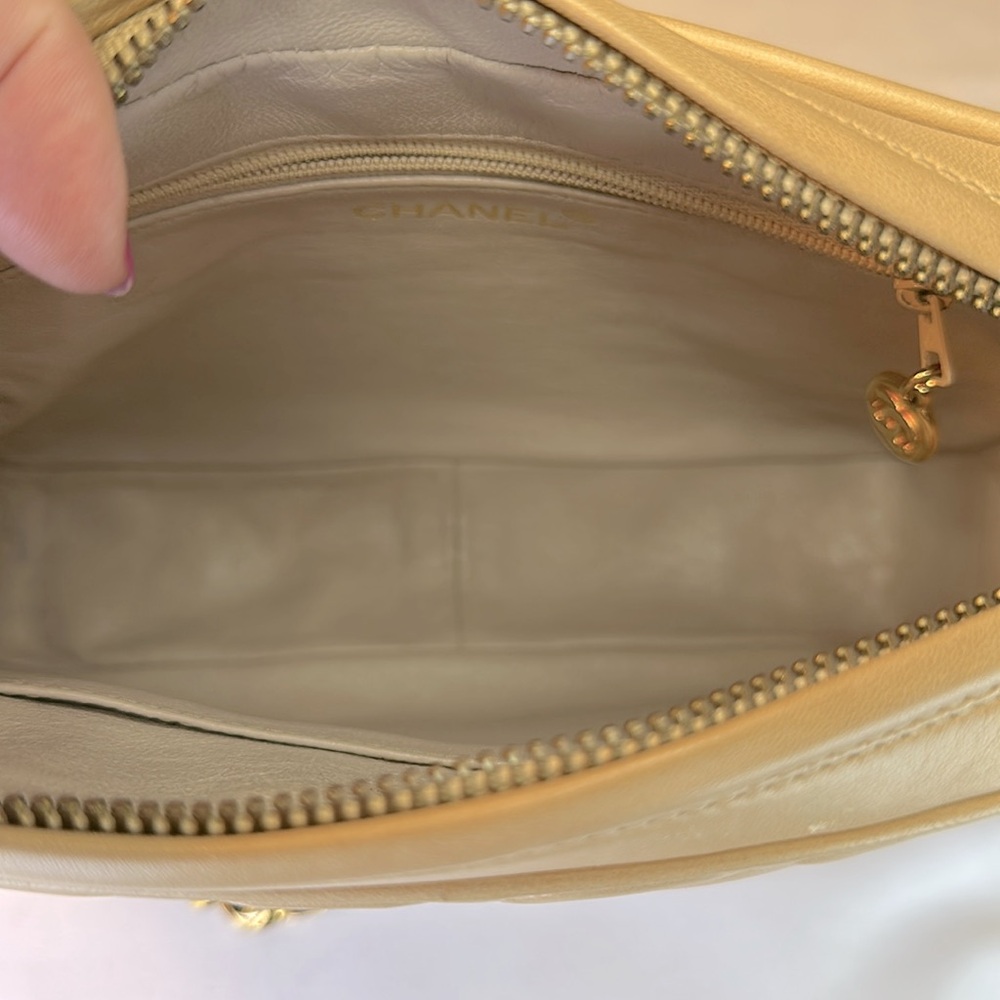 CHANEL Cream Quilted Bag with Gold Chain - Picture 14 of 16